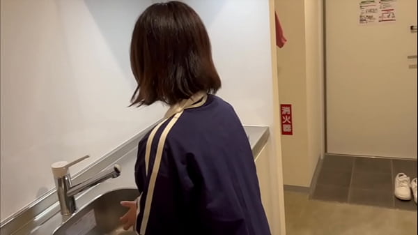 もうここでシよ…我慢できない。。彼女と同棲初日でキッチンで彼女と激しくSEXするカップル。