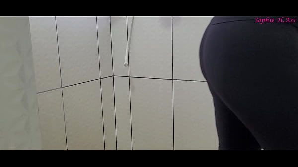 Safada bem rabuda entra de legging no banho e robola bem gostoso! Sophie HelenAss