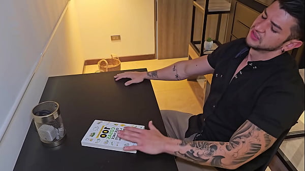 La entrenadora se come mi enorme polla y me pide que se la meta, MILF cabalga una verga hasta venirse