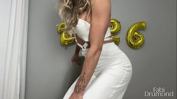 MILF gostosa celebra o Ano Novo com a sua primeira gozada – Fabi Drumond