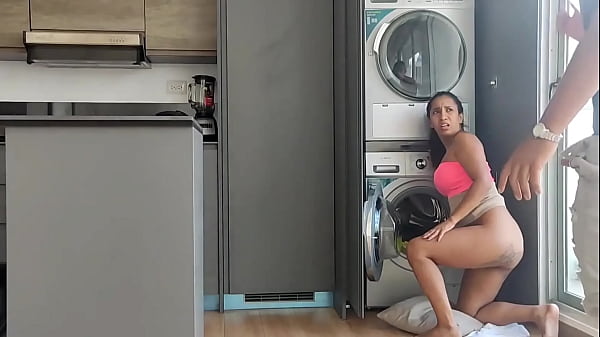 ¡La madrastra latina se queda atrapada en la lavadora y el hijastro se la folla!
