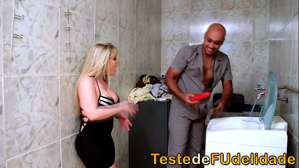 Atriz pornô loira brasileira muito gostosa recebe o técnico de lavar roupa casado, e tenta seduzir ele de imediato. O rapaz não resiste ao poder da gostosa e faz ela pagar um boque