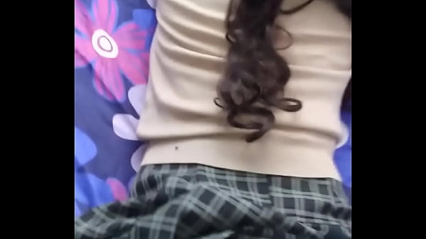 Follando Duro a Estudiante mexicana  18 en horas de clase atrás de los salones por un profesor