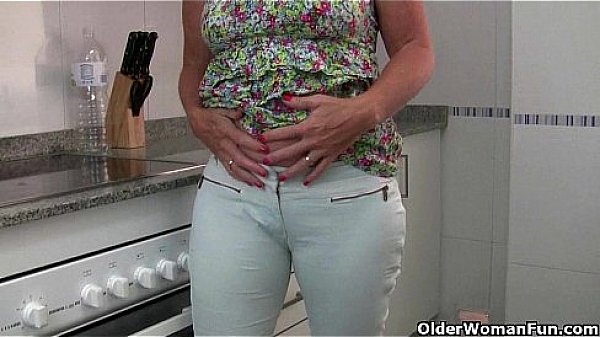 Mom’s kitchen is a hotbed of horniness 2