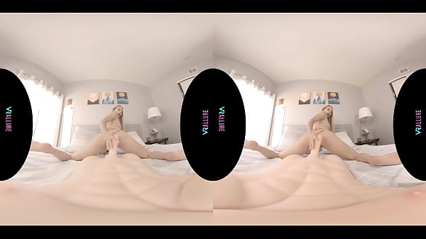 Skinny blonde spinner masturbating in virtual reality